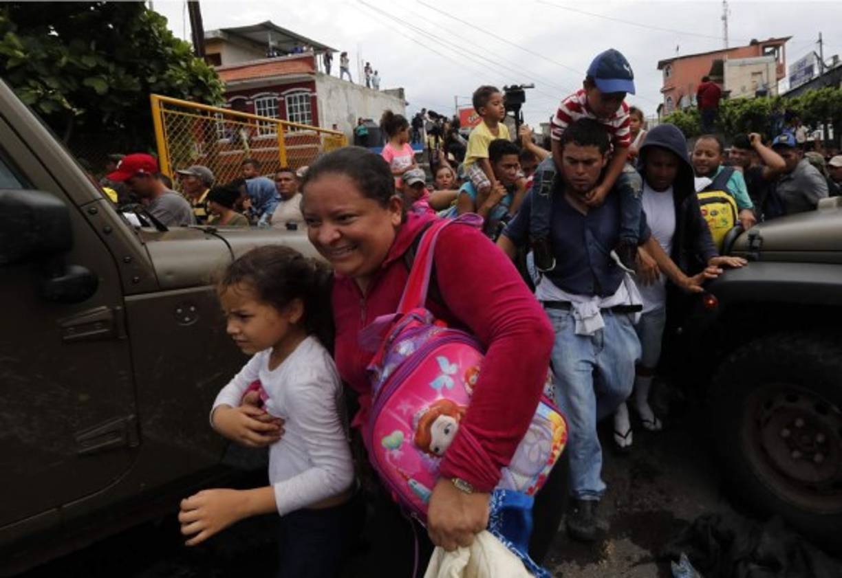 Migrantes hondureños cruzando la frontera en Tecún Umán, San Marcos (Guatemala). Foto EFE
