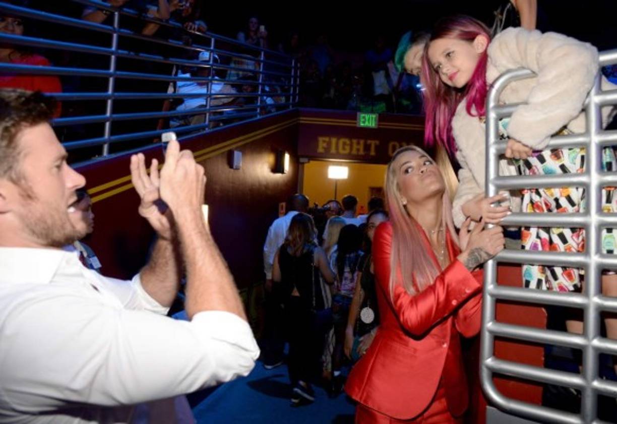 El actor Scott Eastwood toma una foto a la cantante Rita Ora.
