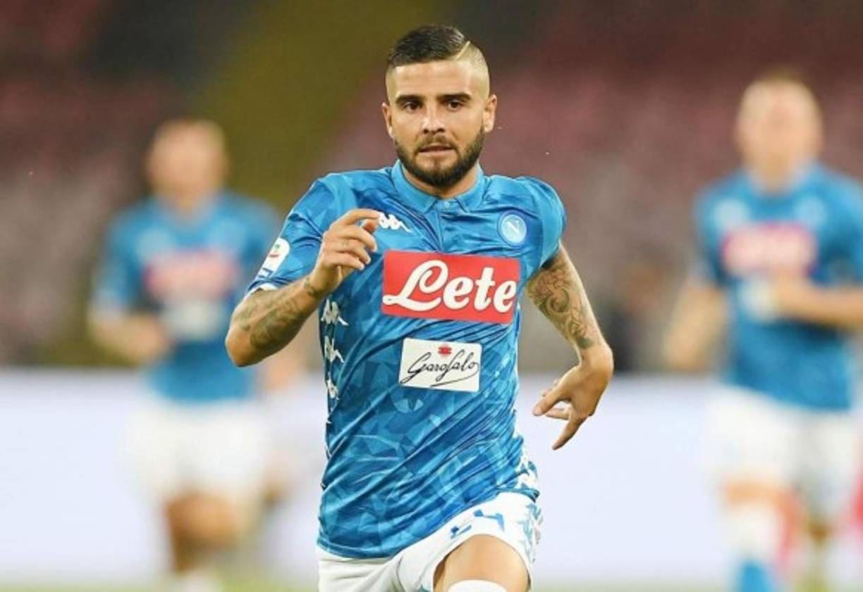 Lorenzo Insigne no se moverá del Napoli. Según Calciomercato, solo una oferta fuera de mercado, por encima de los cien millones de euros, podría convencer al presidente Aurelio De Laurentiis, que tiene al delantero como el gran abanderado de su equipo.
