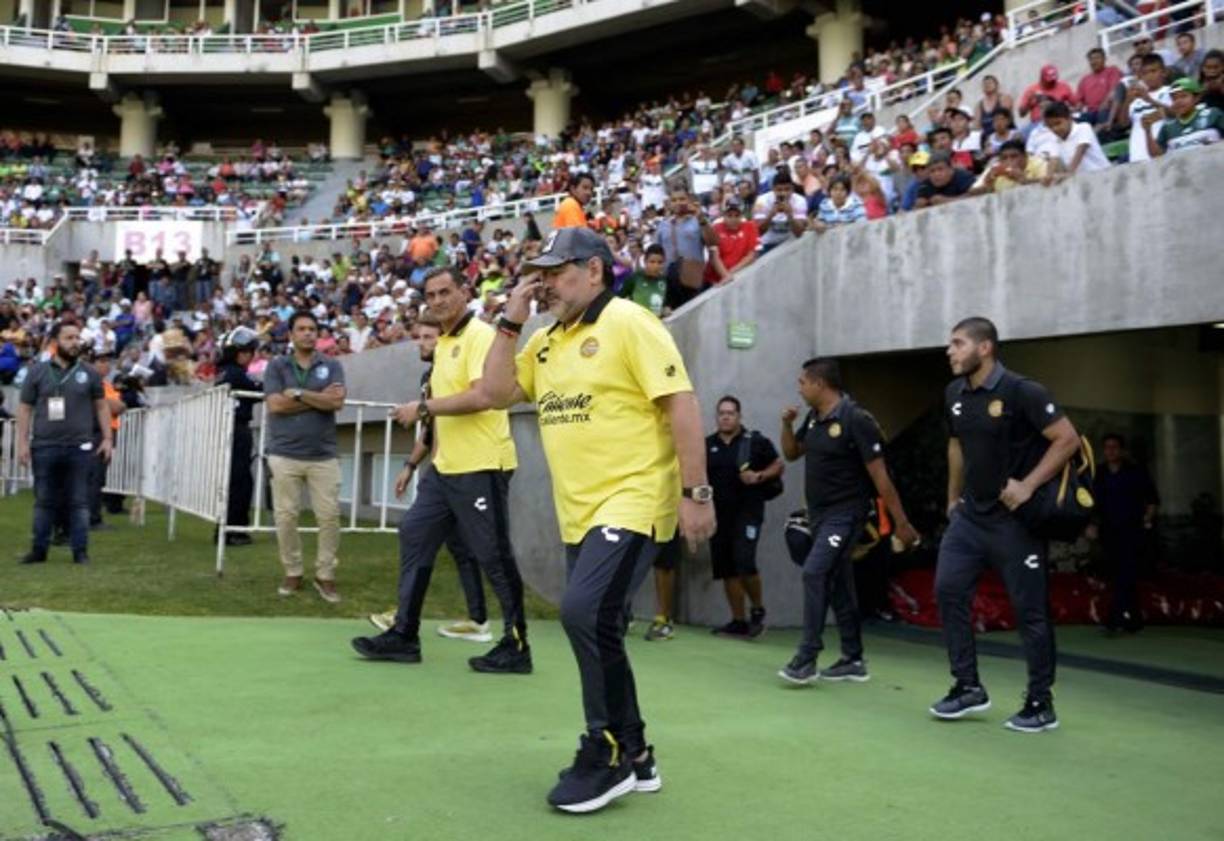 Así entraba Maradona al campo del estadio Agustín Coruco Díaz de Zacatepec.