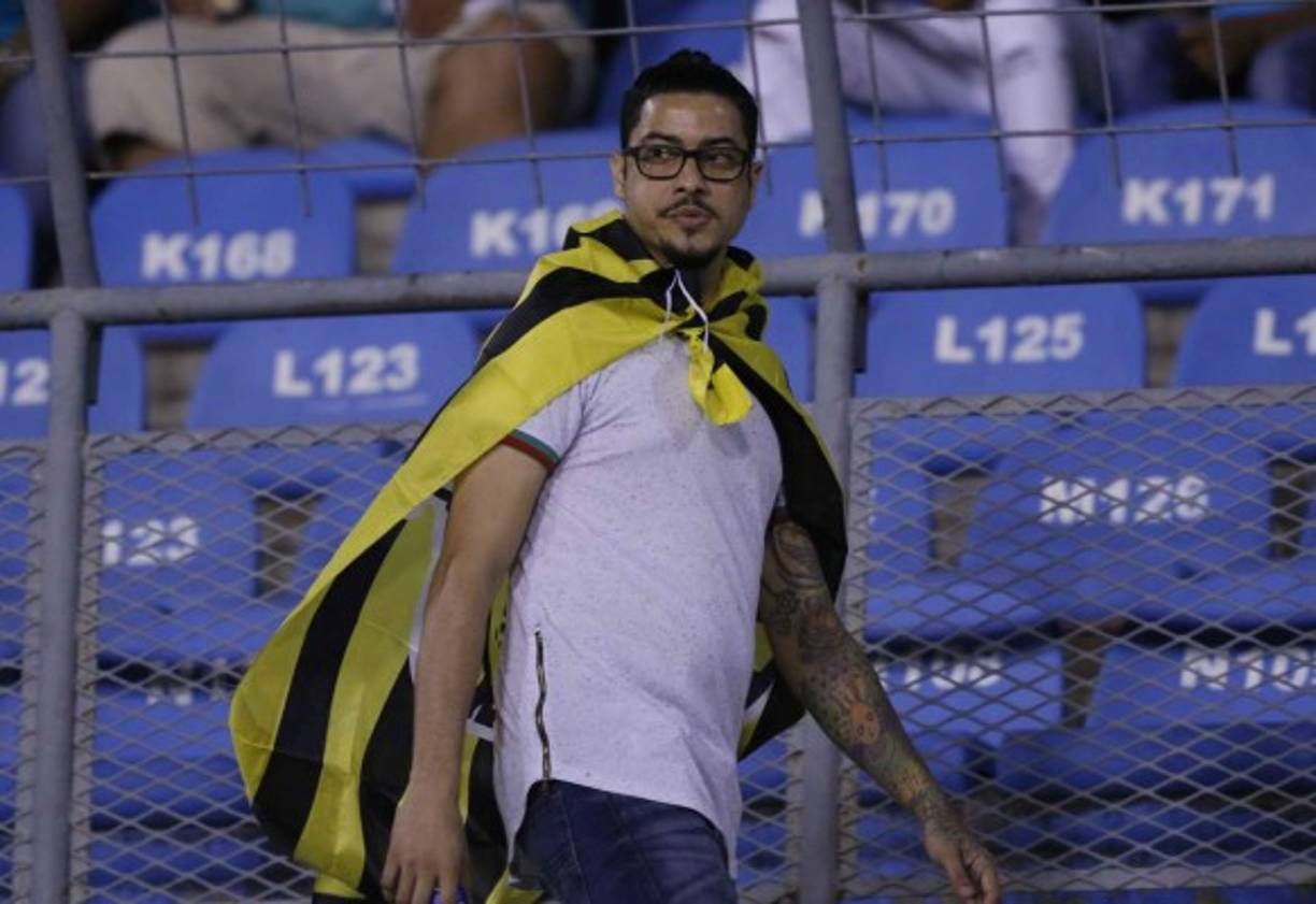 Uno de los aficionados del Real España que llegó al estadio Olímpico.