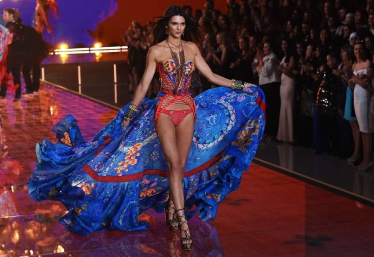 Kendall Jenner, hermana de las Kardashian, se lució con su pasarela en el espectáculo de Victoria's Secret.