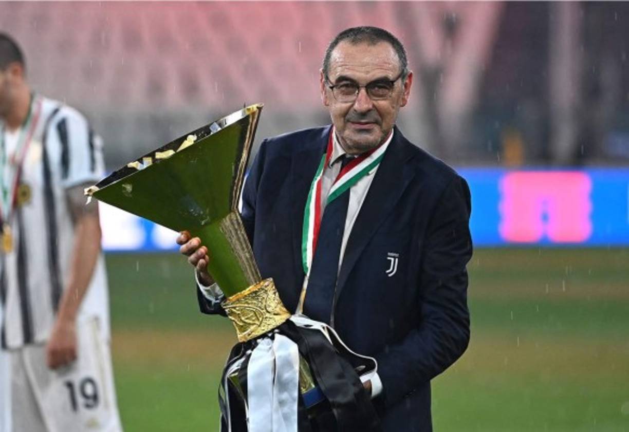En unas declaraciones a CalcioMercato, el técnico de la Juventus, Maurizio Sarri, ha hablado sobre su futuro antes del partido de Champions League ante el Olympique de Lyon. La Juve tiene que remontar el 0-1 de la ida.<br/><br/>Ante la posibilidad de no conseguir pasar ante el Lyon, el técnico bianconeri respondió: 'No creo que sea mi último partido. Con esta pregunta le dan a nuestros dirigentes, con esta pregunta dicen que solo van a la ola emocional de los resultados como la afición. Si quieren cambiar ya han decidido , si quieren continuar también', aseguró.