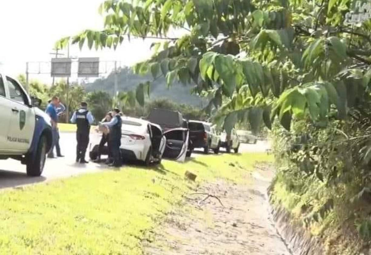 Un familiar que llegó al lugar comentó que el joven solía configurar una alarma para ir a su trabajo, pero esta mañana notaron que no había vuelto porque la alarma seguía sonando.