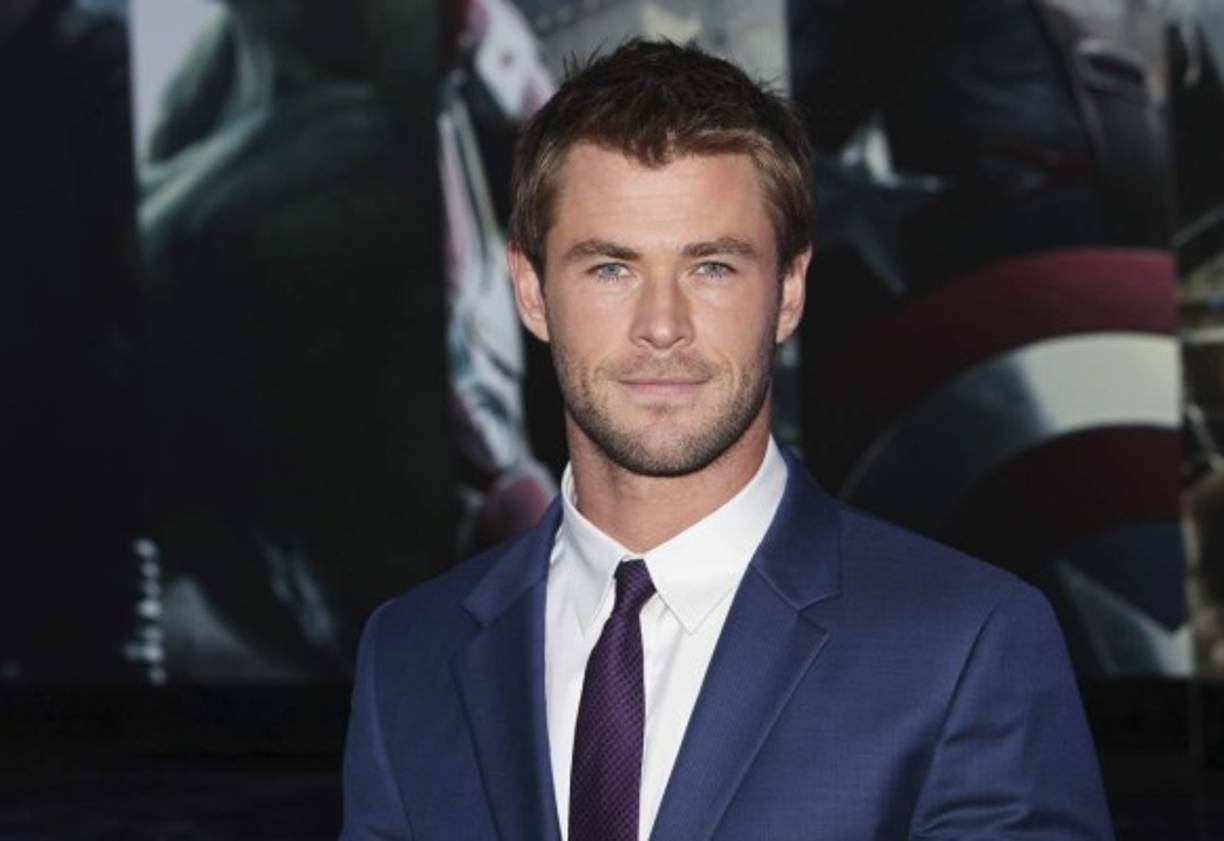 En 2009, debutó en el cine con la película 'Star Trek', donde interpretó un papel secundario. Su primer papel protagonista lo consiguió en el filme 'Cash' en 2010.