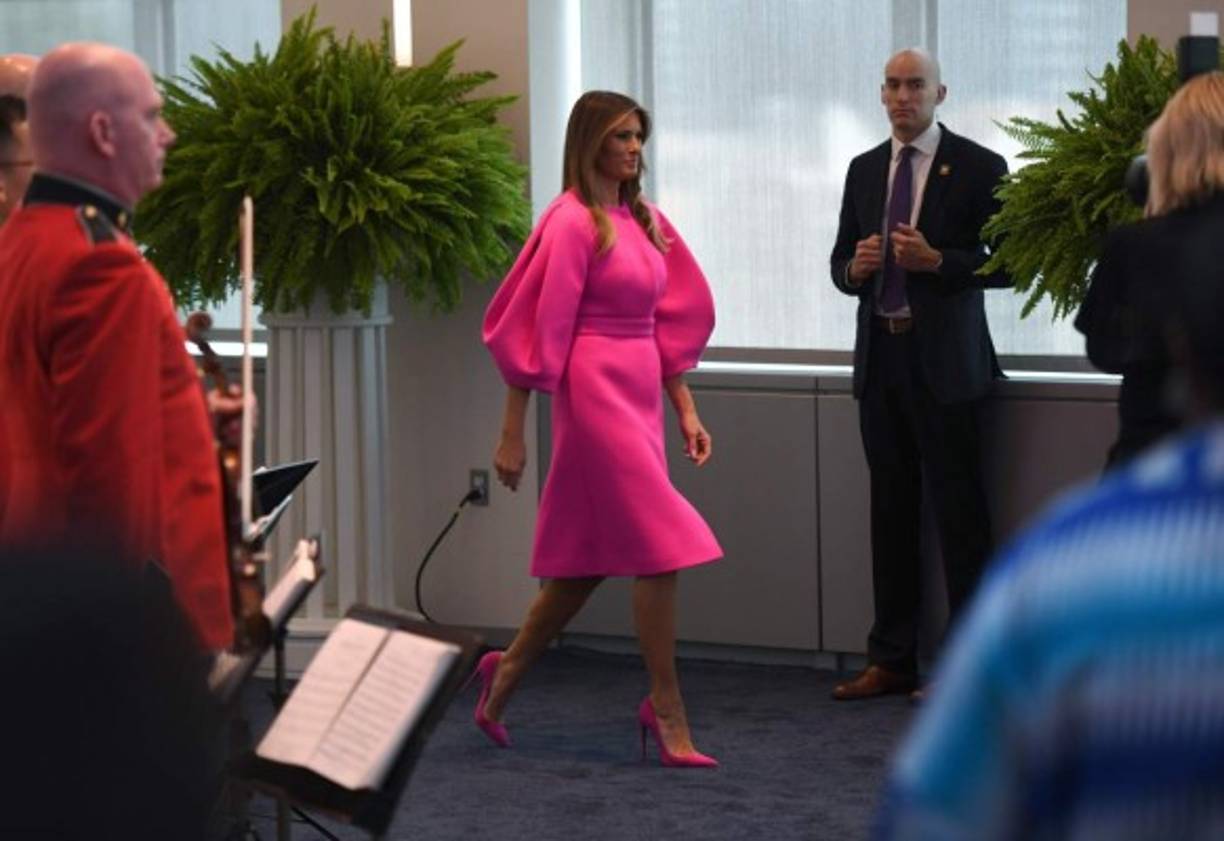 Melania eligió para el almuerzo con las esposas de los líderes mundiales de la ONU, un vestido fucsia fluorescente de la marca española Delpozo.