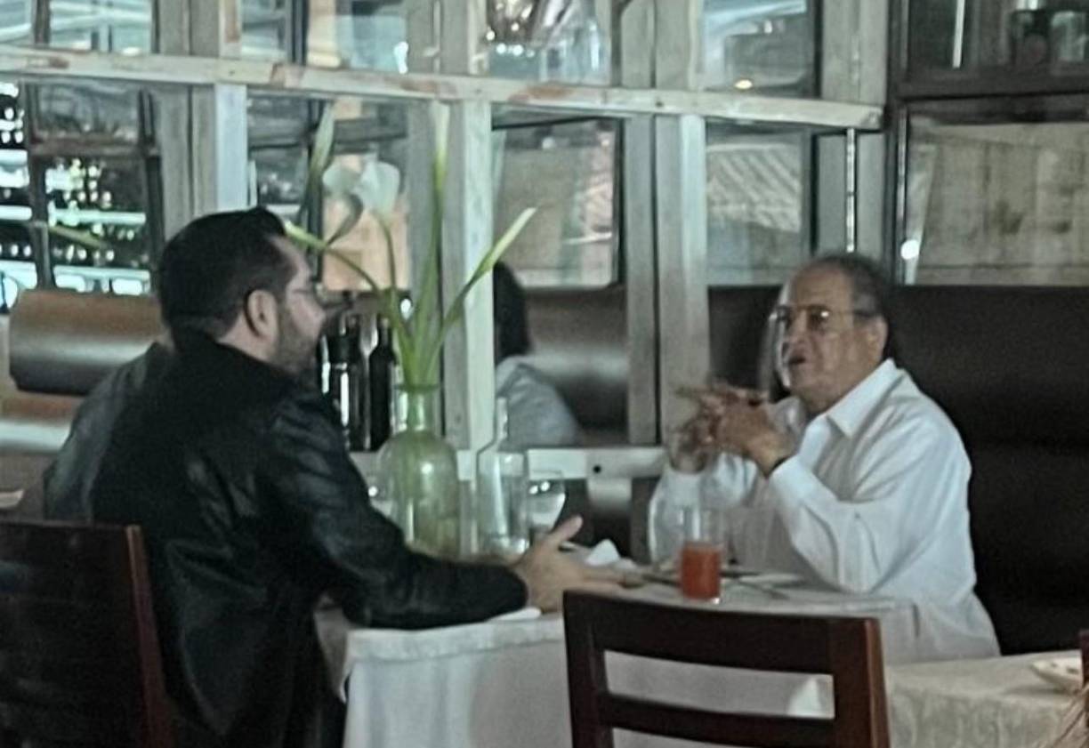 En medio de la fiebre de las candidaturas presidenciales a lo interno de los partidos políticos de Honduras, Jorge Cálix y Nelson Ávila, líderes del Partido Libre, fueron captados en una íntima plática dentro de un restaurante de Tegucigalpa. 