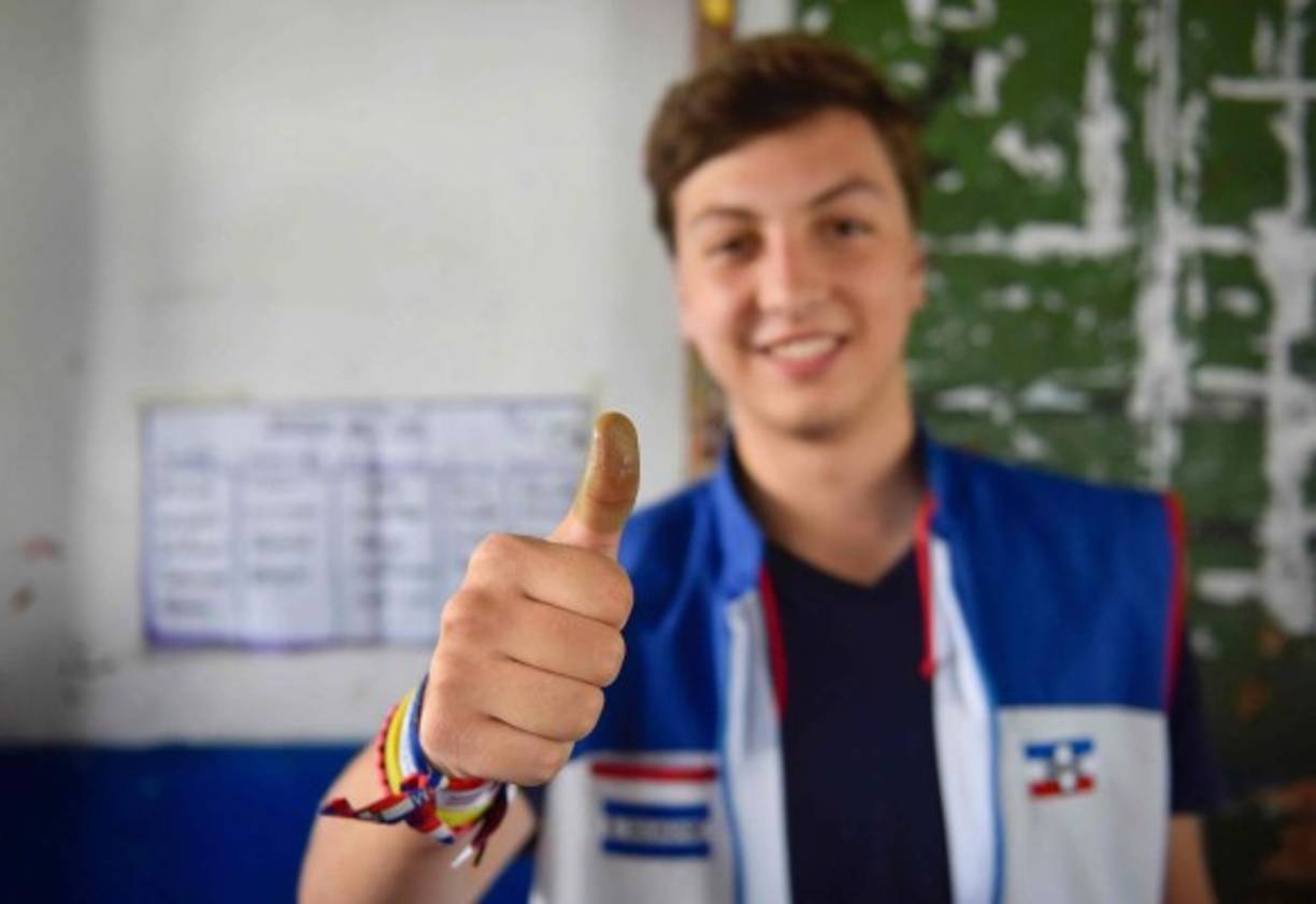 'Uno sueña que todo cambie en este país, que podamos trabajar para poder pagarnos el estudio, pero es algo decepcionante la situación', dijo la universitaria Gabriela Solórzano.