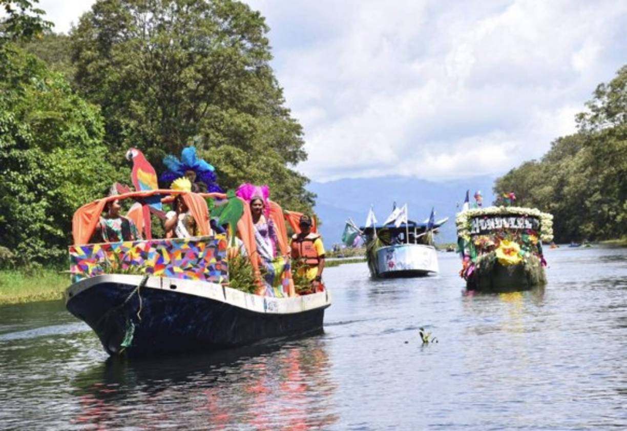 Las coloridas carrozas se llevaron los aplausos de los turistas en el Lago de Yojoa.