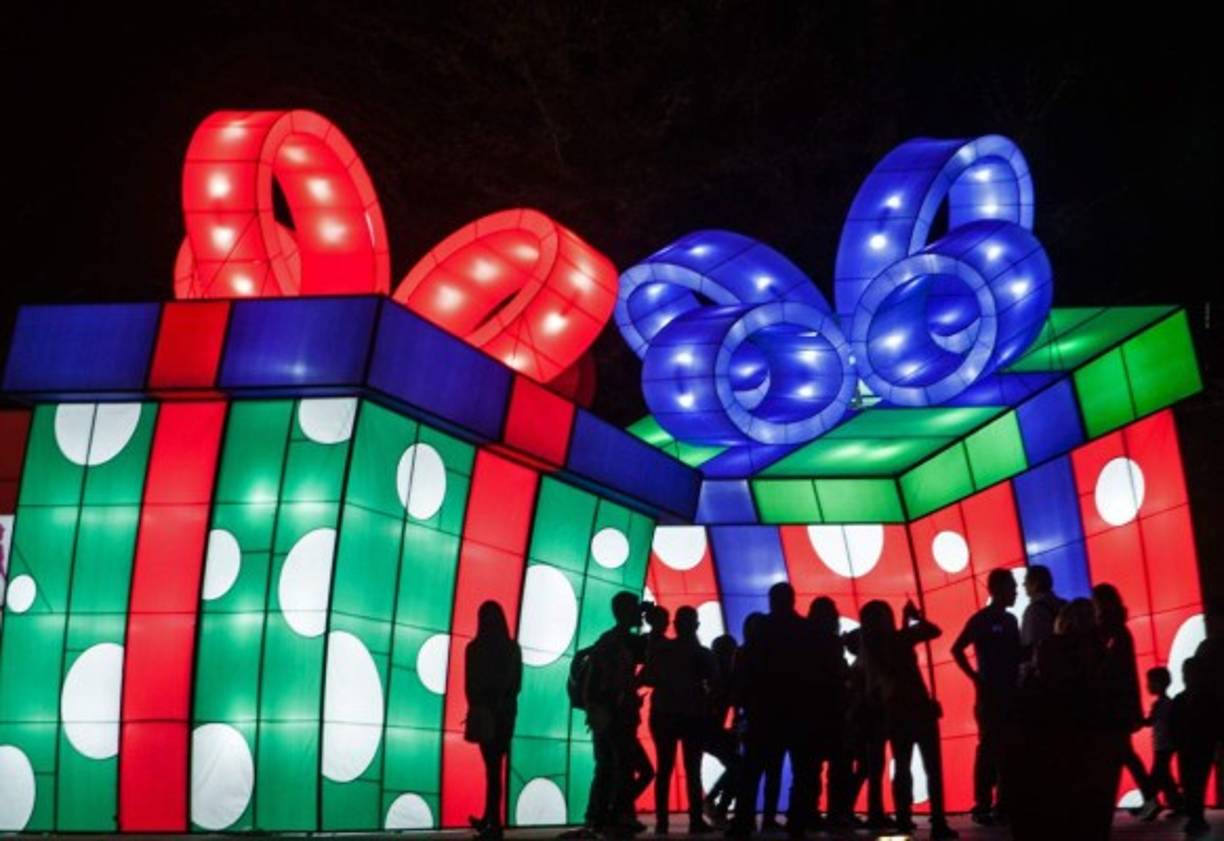 México. Luztopia, festival de luces. El paseo de luces de tres kilómetros, el más largo de América Latina, fue inaugurado ayer en Monterrey.