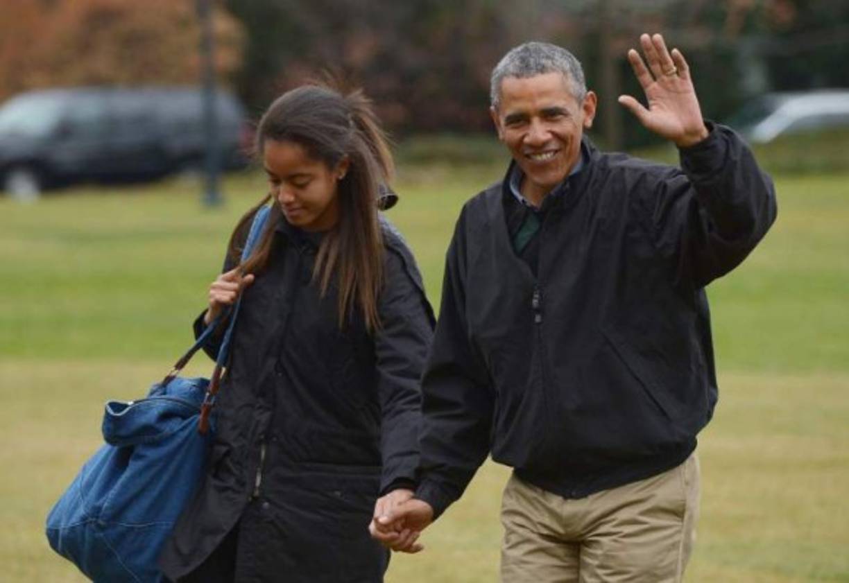 El Servicio Secreto interrogó a un hombre que acosaba y seguía a Malia Obama, la hija del expresidente estadounidense Barack Obama en Nueva York, donde la primogénita del exmandatario trabaja, informó hoy el diario New York Daily News. Según fuentes citadas por el diario, Jair Nilton Cardoso intentó la semana pasada acceder al edificio en el que trabaja como becaria Malia Obama para pedirle que se casara con él.