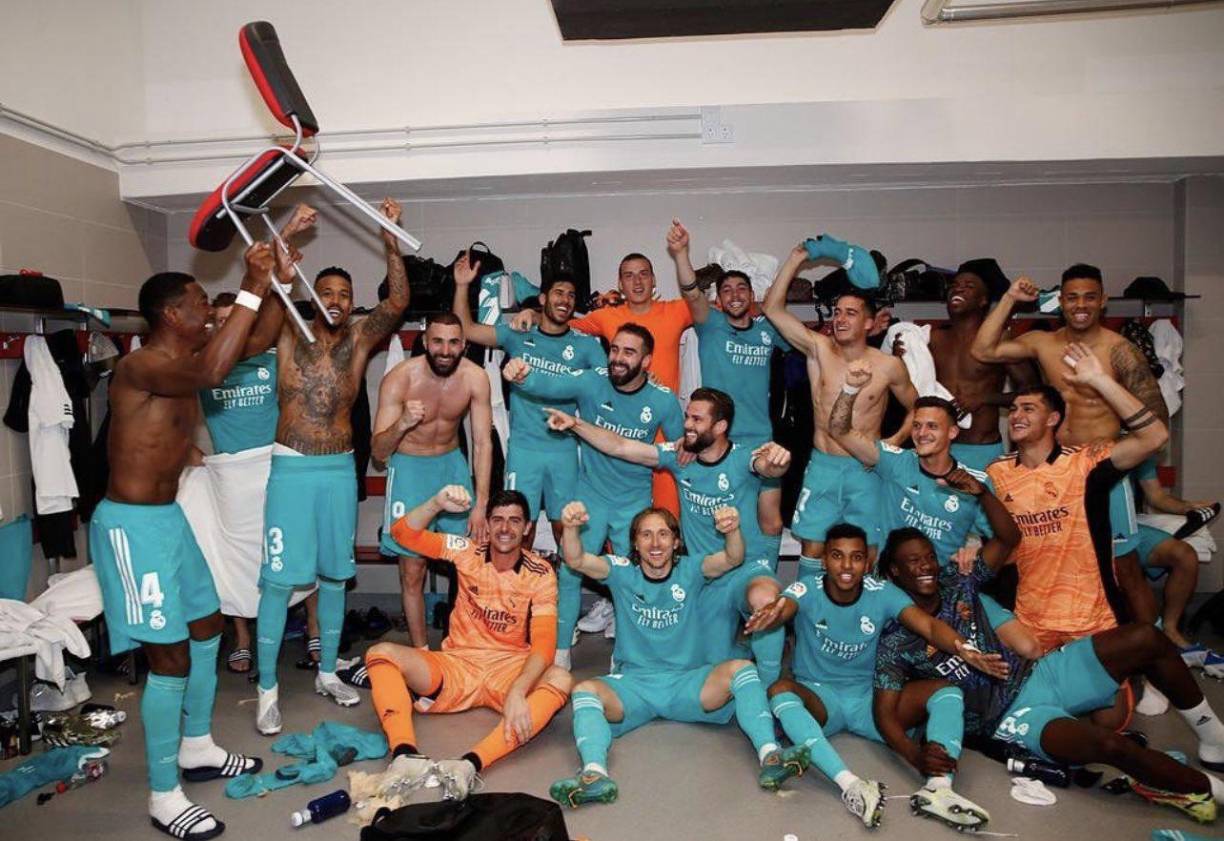 Y no podía faltar David Alaba celebrando con una silla tras la remontada del Real Madrid.