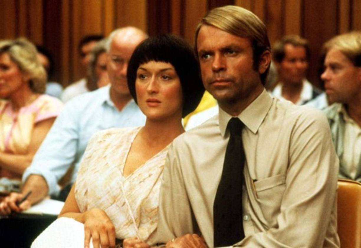 Un Llanto en la Oscuridad - A Cry in the Dark/Evil Angels. Australia, EU, 1988.<br/><br/>Dirige: Fred Schepisi.<br/>Actúan: Meryl Streep, Sam Neill, Charles Tingwell.<br/><br/>Los Chamberlain están de vacaciones cuando su hija, de apenas unos meses de edad, se extravía. Lindy, la madre, declara a la policía que vio cómo un perro salvaje se llevaba a su pequeña, por lo que despierta las sospechas de todo el mundo.<br/><br/>Vela por...<br/><br/>Se basa en hechos reales, sucedidos el 17 de agosto de 1980 en Australia. Para esta película, Streep cambió completamente de apariencia usando el cabello negro.<br/>