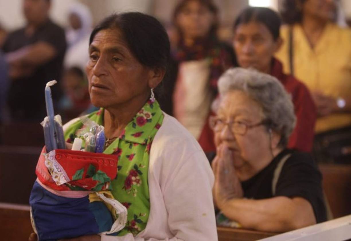 Una mujer reza a la Virgen de Suyapa previo a la misa en honor a la Patrona de Honduras.