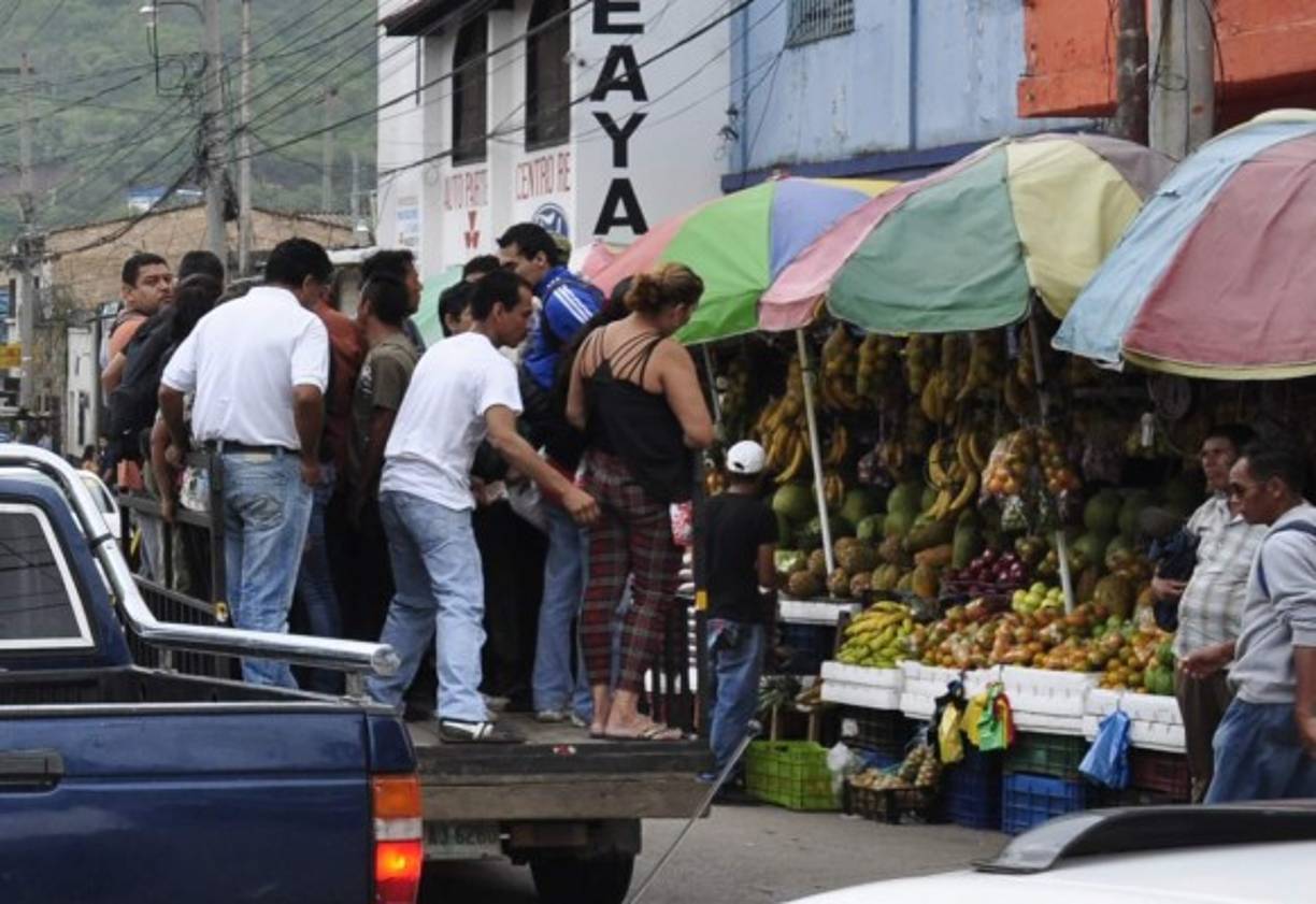 Los capitalinos se transportaron en pailas de carros hasta sus trabajos.