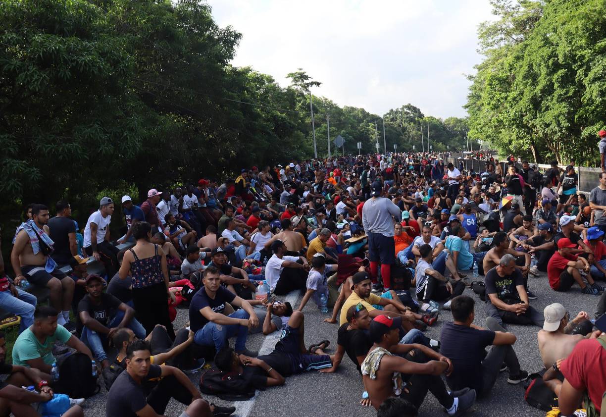 Esta es la décima caravana y la tercera más numerosa del año que sale de Tapachula, en busca de documentos para circular por territorio mexicano y llegar a Estados Unidos.