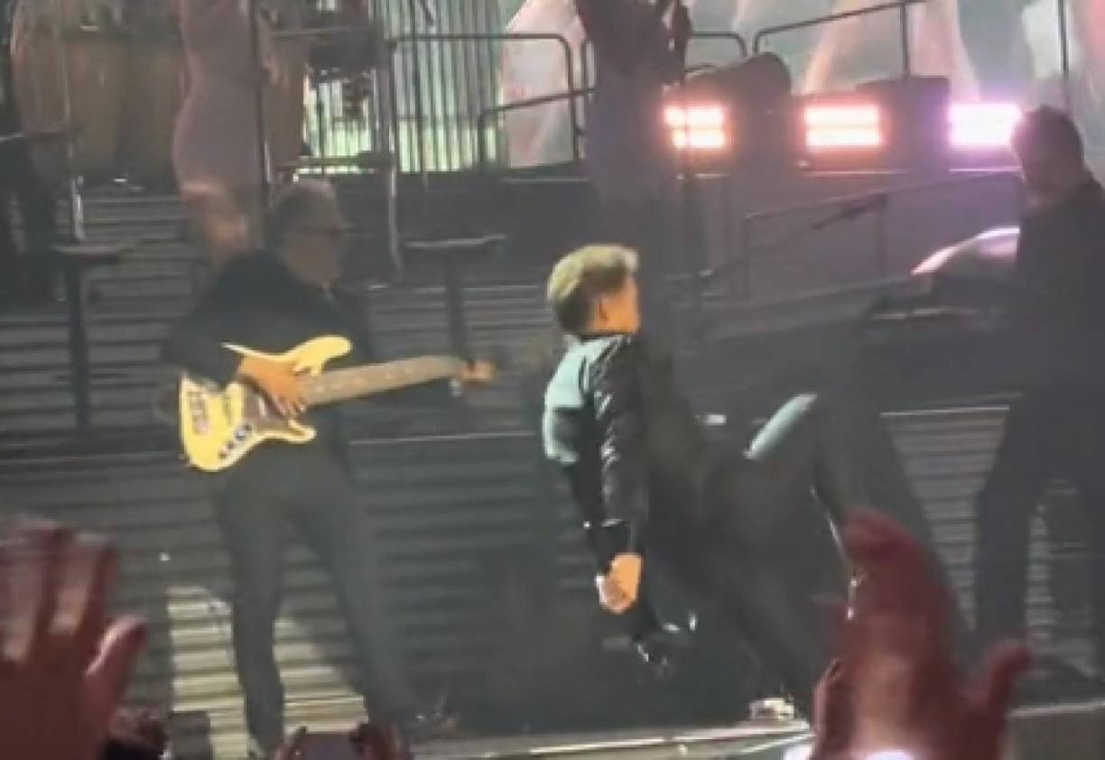 El accidente, ocurrido la noche del 25 de noviembre en la Arena Ciudad de México, inscribió a ‘Luismi’ en una larga lista de cantantes que han sufrido aparatosos accidentes durante una presentación en vivo. ‘El Sol’ resbaló y cayó de espaldas, momento que fue grabado por los asistentes y posteriormente viralizado en redes sociales.