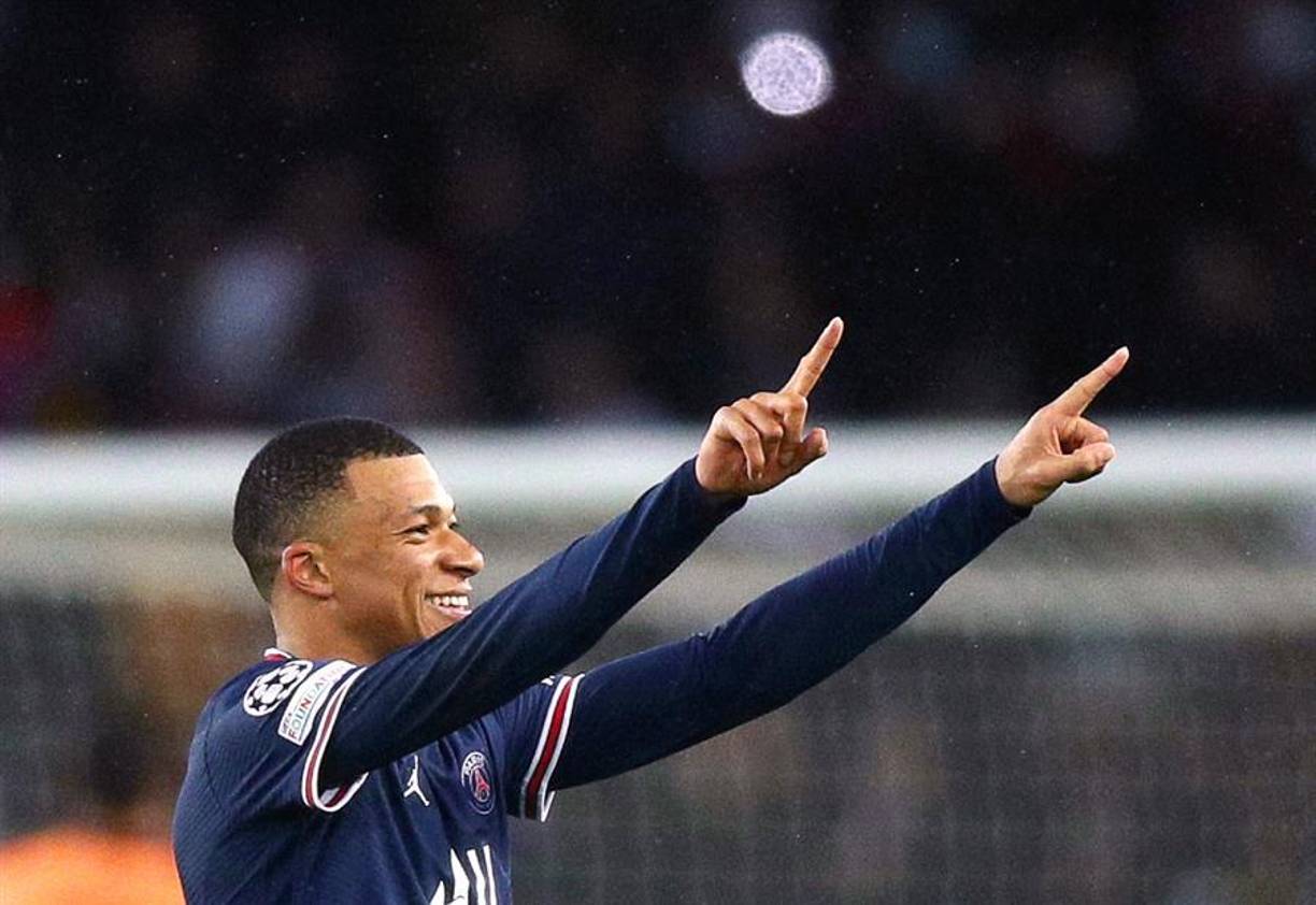 Después de varios minutos con los aficionados, en la que era su primera aparición pública tras la exclusión de la gira, Mbappé se subió de nuevo al vehículo y se alejó del lugar. Ni el jugador, ni su entorno, han reaccionado por ahora a la decisión del PSG de no llevar a su estrella a Japón y Corea del Sur.
