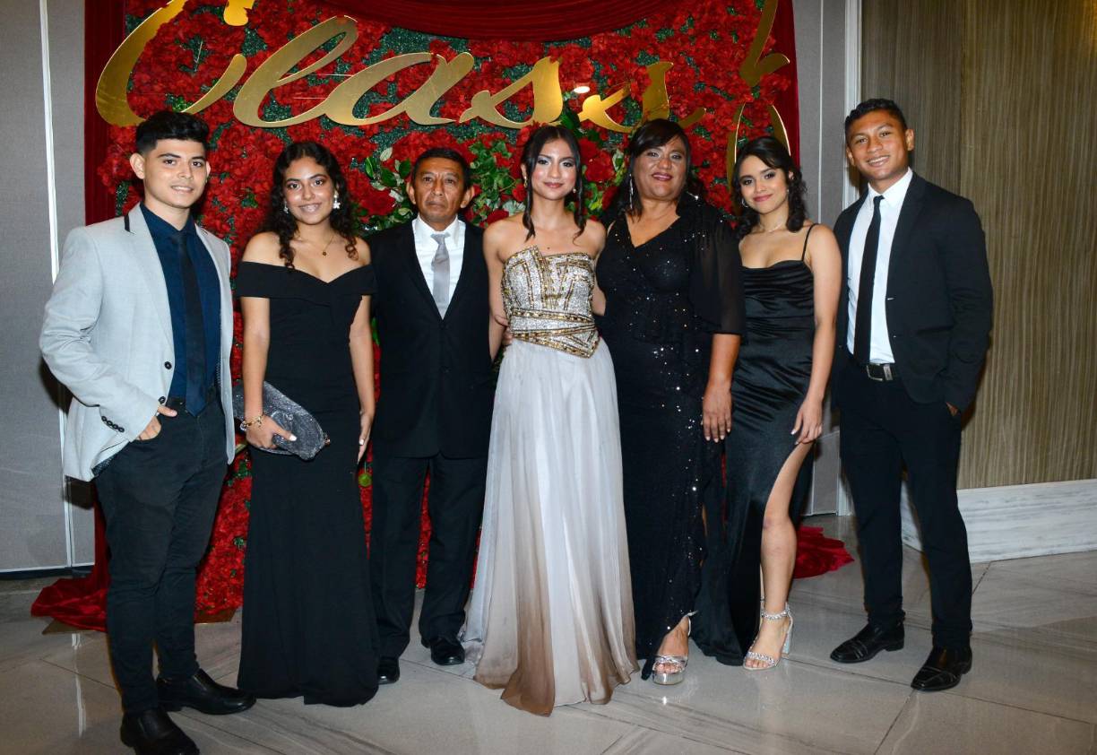 Los jovencitos posaron felices con sus seres queridos. 