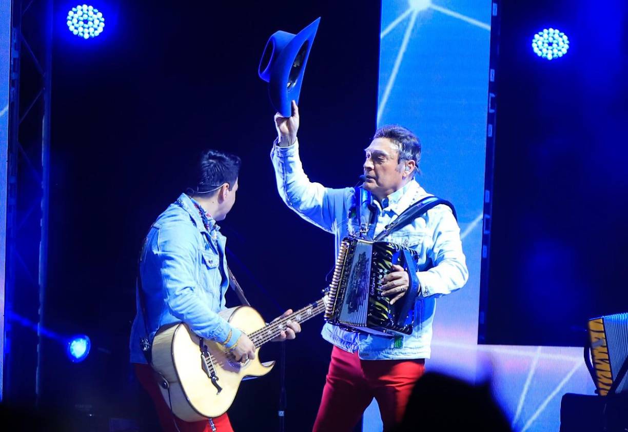 Otra pieza que no podía faltar en su repertorio es “Contrabando Y Traición” (Camelia la texana), una de las más coreadas de la noche. 