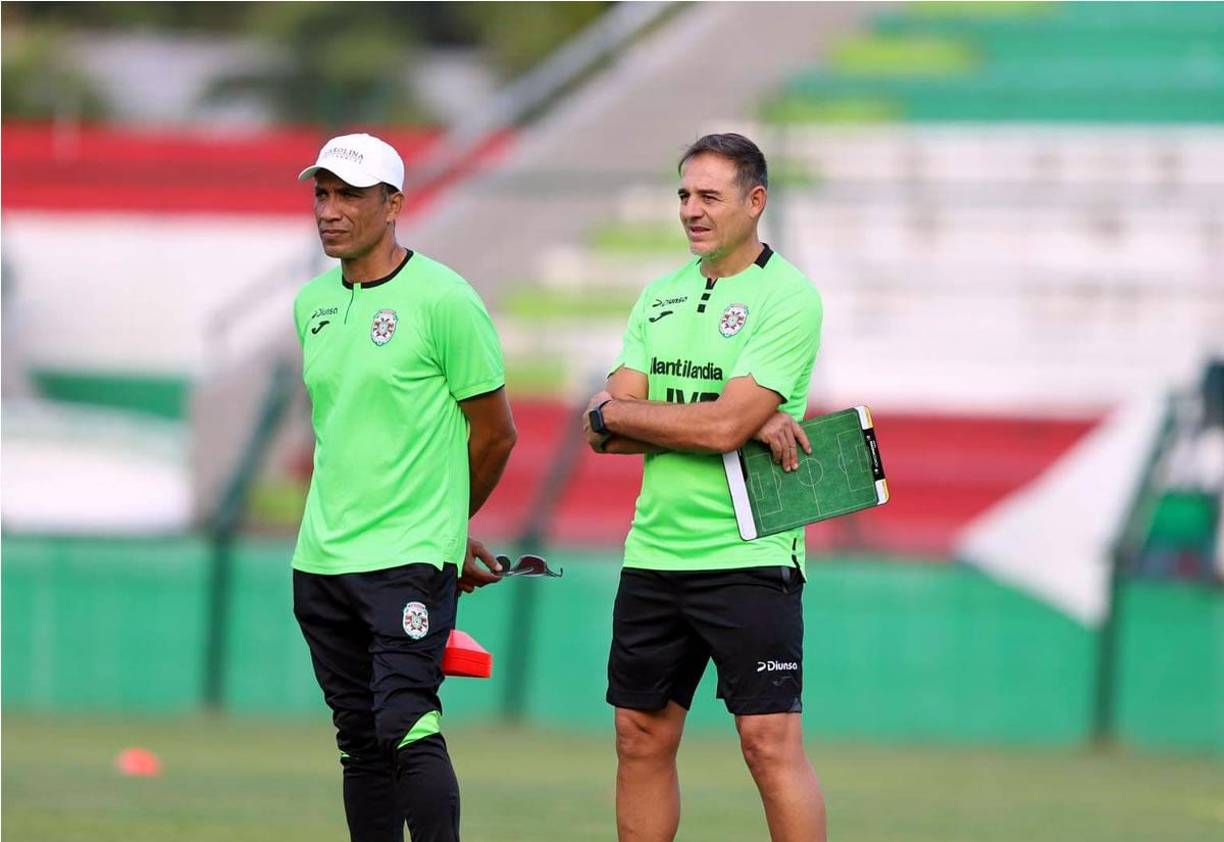Mario Beata junto a Hernán Medina en el entrenamiento de este martes en el estadio Yankel Rosenthal de San Pedro Sula.