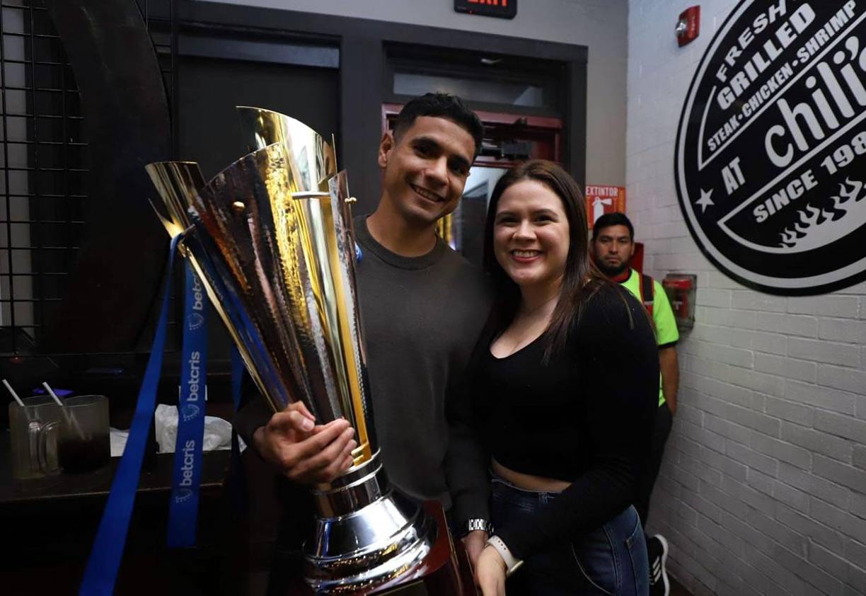 Luego de quedar campeón del Torneo Apertura 2023, Carlos Pineda festejó con su novia y el plantel del Olimpia en un restaurante de Tegucigalpa.