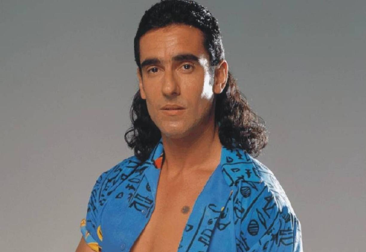 Pedro el escamoso, un personaje seductor de primera, regresa a su tierra natal después de estar muchos años fuera de Colombia. Querrá ganarse la confianza de su hijo, y verá que la realidad del país ha cambiado. La serie se estrenará en Disney+