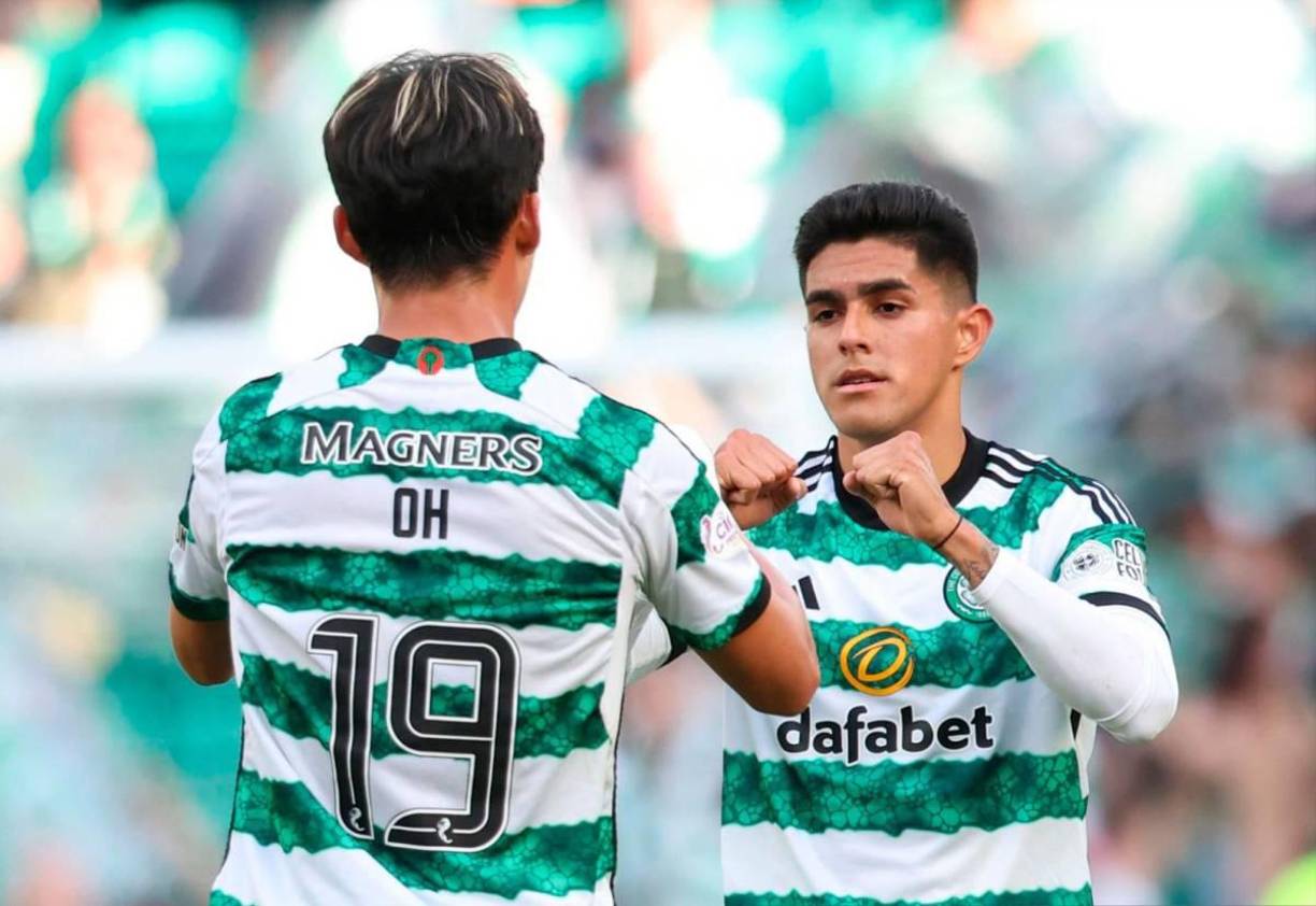 Oh Hyeon-gyu y Luis Palma celebrando tras la victoria conseguida ante el Dundee en la Liga de Escocia.