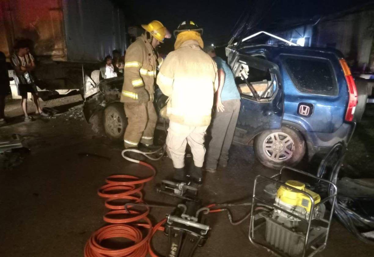 Iván conducía una camioneta Honda CRV color azul, la cual impactó contra dos camiones que estaban estacionados a la orilla de calle. 