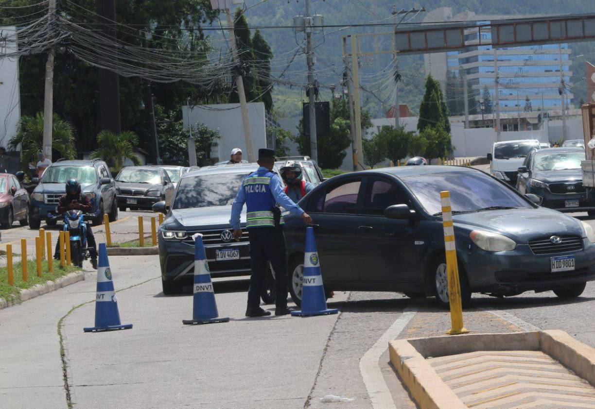 Agentes de la Dirección Nacional de Vialidad y Transporte (DNVT) desvían varios vehículos que circulan a inmediaciones de calles que fueron cerradas desde temprano, debido a la movilización gubernamental.