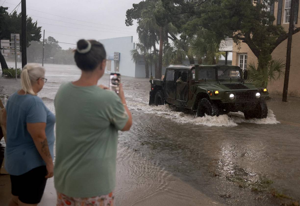 En otro accidente de tráfico, un hombre de 64 años chocó su semirremolque contra un muro y, después de que la cabina se descolgara, cayó a un canal cerca de Tampa, donde los servicios de emergencia encontraron su cadáver. 