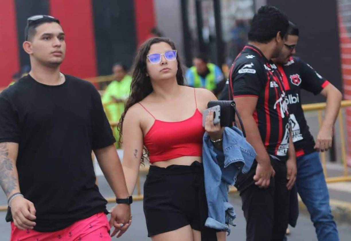 Desde temprano comenzaron a aparecer seguidores del Alajuelense.