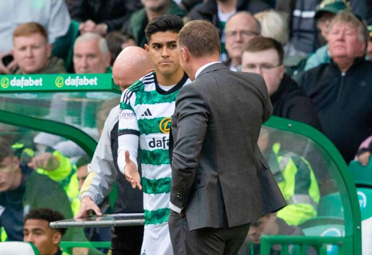 Luis Palma dándole la mano a su entrenador previo a su ingreso al terreno de juego en el Celtic Park.