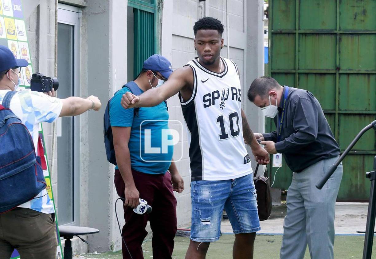 El delantero colombiano Santiago Córdoba, nuevo fichaje del Marathón, llegó así a la sede del club esmeralda.