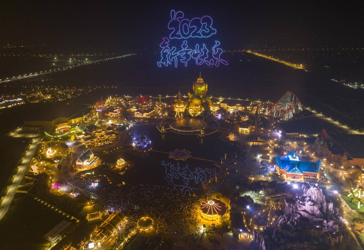 El mundo, ya con 8,000 millones de habitantes, recibe recibió el 2023 y dejó atrás 12 meses marcados por la guerra en Ucrania, la inflación y un Mundial de infarto que encumbró a la Argentina de Lionel Messi.