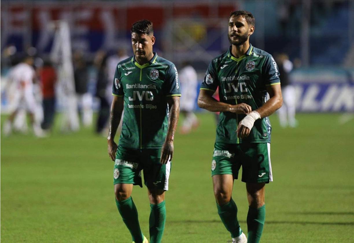 Los uruguayos Nicolás Royón y Sebastián Gorga, que entraron de cambio en el segundo tiempo, también se fueron tristes del Nacional.