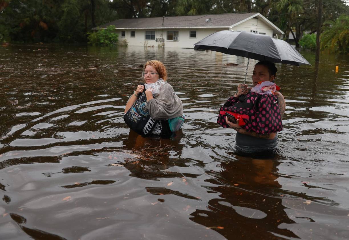 Makatla Ritchter y su madre, Keiphra Line, evacúan su hogar ante las severas inundaciones dejadas por el huracán Idalia en Florida.
