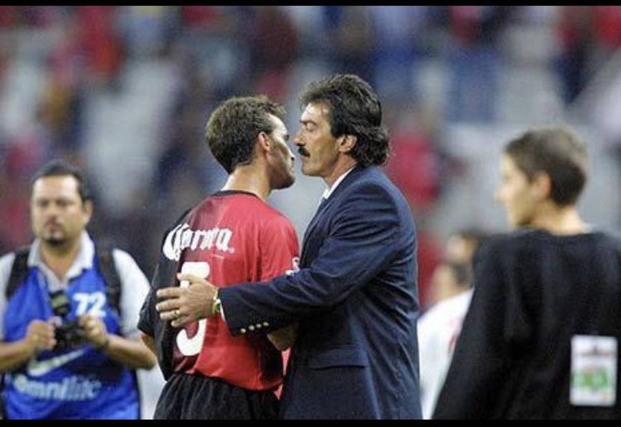 De 1996 hasta 2001 formó parte como jugador del Atlas en donde fue dirigido por Ricardo La Volpe. Pablo Lavallén en numerosas ocasiones ha señalado que se considera un “Lavolpista”.