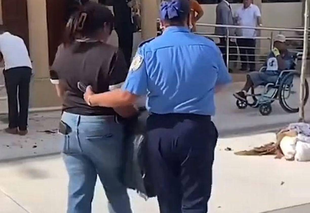 Este incidente sucedió ayer en República Dominicana, el caso fue grabado y subido a redes sociales, donde rápidamente se viralizó.