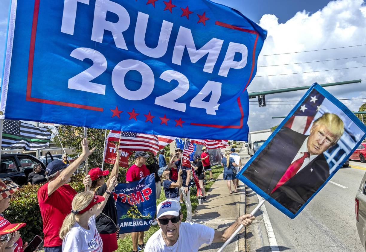 “Donald Trump no es el que está siendo acusado o arrestado. Es Estados Unidos el que será acusado y arrestado mañana”, añadió el neoyorquino, que llevaba una gorra roja en la que se podía leer “Make America Great Again” (Hacer Estados Unidos grande de nuevo) y una bandera con la cara de Trump.