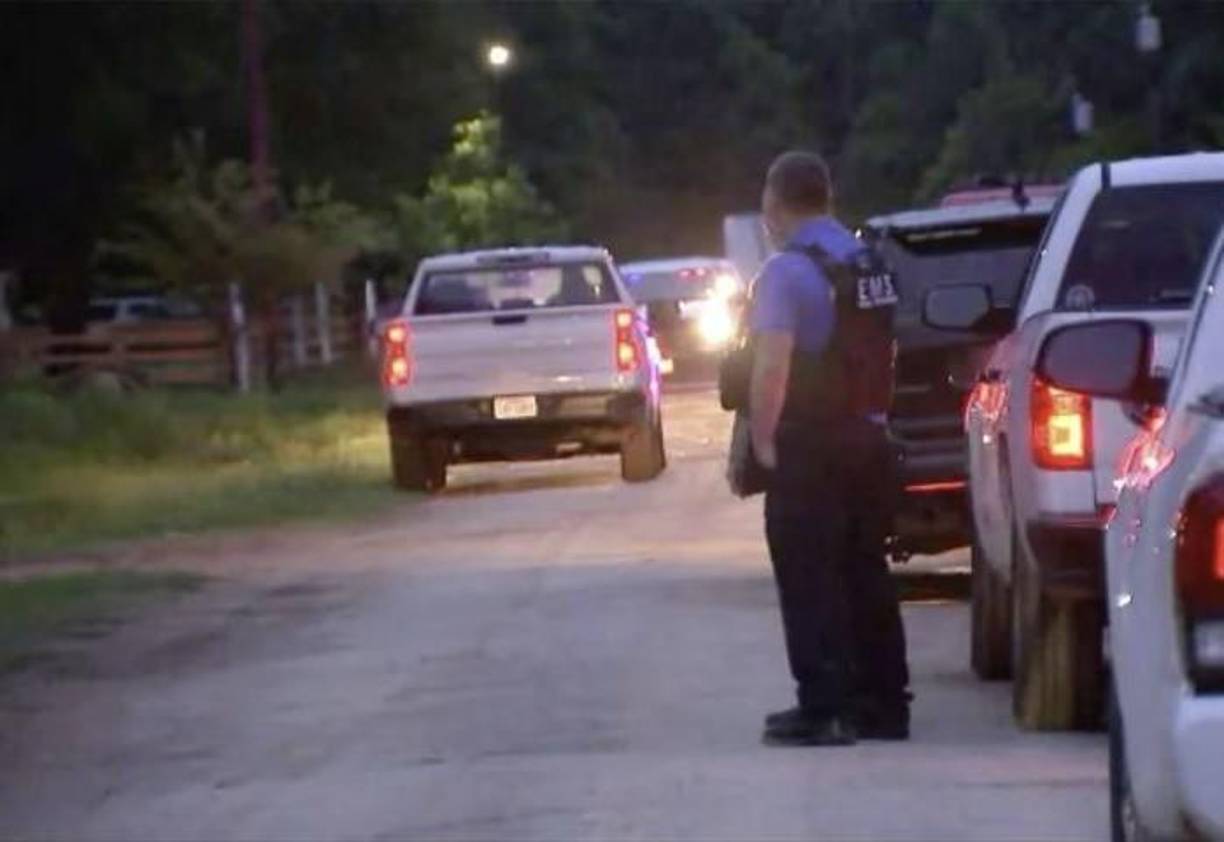 “Tenemos su tarjeta del consulado mexicano”, señaló el sheriff del condado de San Jacinto, Greg Capers, en declaraciones transmitidas por la emisora KTRK de la cadena ABC, y agregó que un sistema de seguridad en la casa de las víctimas “lo captó acercándose a la puerta principal con un arma”. 