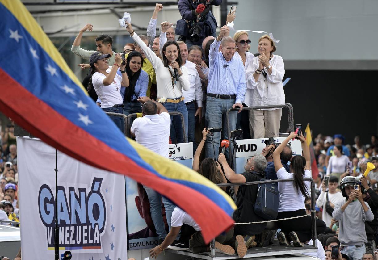 La líder opositora María Corina Machado y el candidato presidencial del bloque antichavista, Edmundo González Urrutia, ofrecieron un discurso en el que reiteraron que la “lucha” que promueven es pacífica y busca que las autoridades reconozcan que el chavismo, en el poder desde 1999, perdió los comicios.
