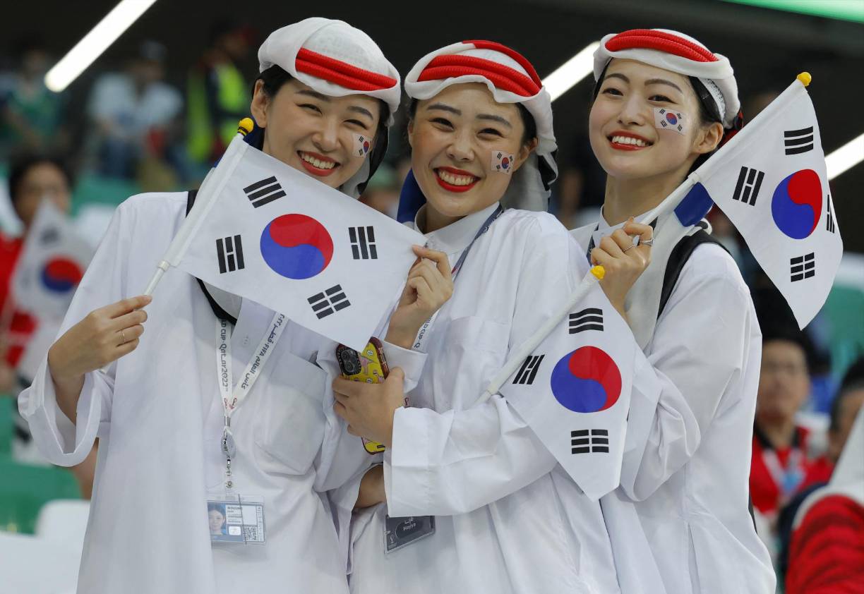 Las hermosas surcoreanas engalanaron las gradas del Estadio Ciudad de la Educación. 