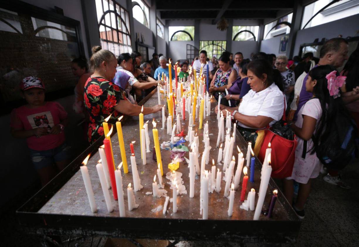 Cada 3 de febrero, miles de hondureños acuden a rendir homenaje a su patrona. Muchos llegan con promesas, esperando que su “Morenita” conceda sus peticiones. 