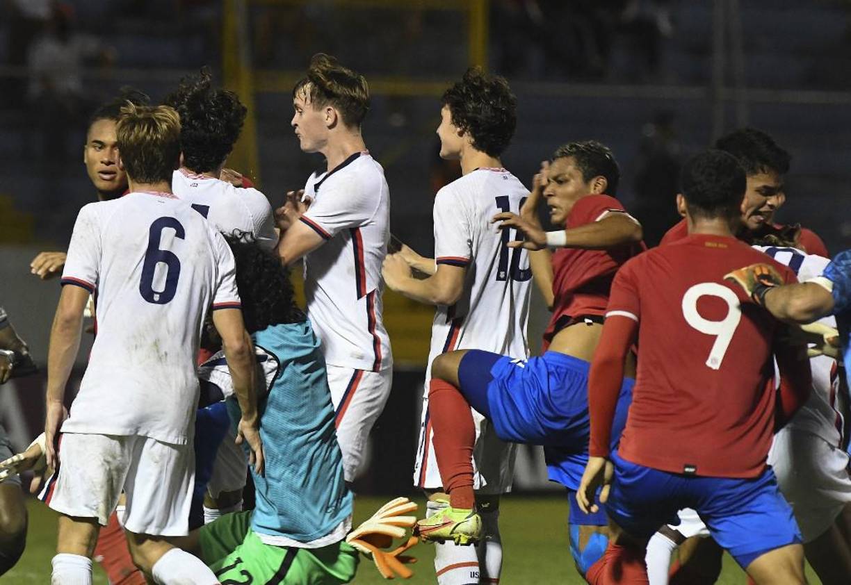 Estados Unidos selló su pase al Mundial SUb-20 tras vencer 2-0 a Costa Rica en el estadio Morazán-. Tras el pitazo final, armaron armaron un zafarrancho lamentable.