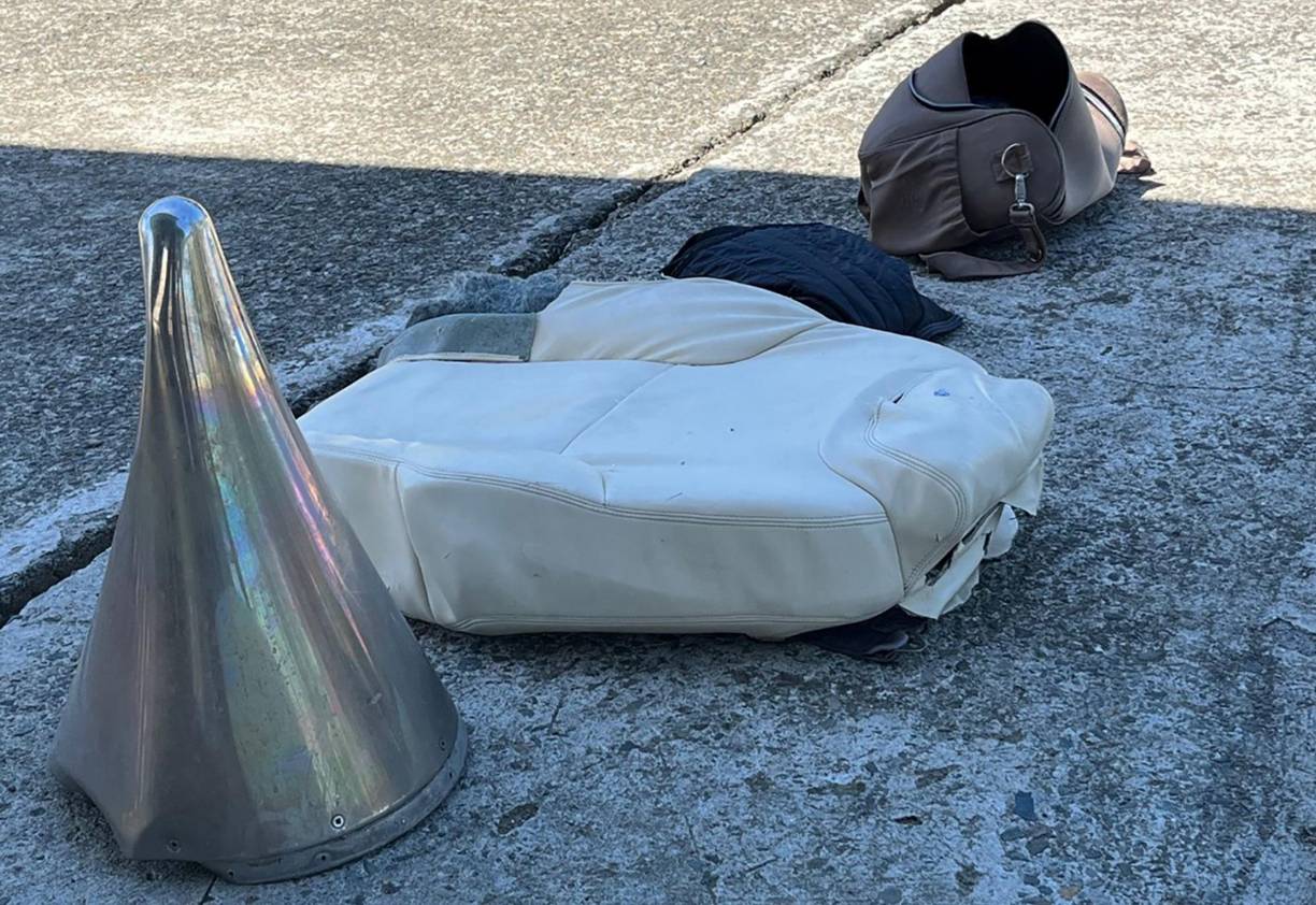 “Hemos rescatado algunas piezas, partes del avión que las corrientes nos devuelven, (y) dos cuerpos, uno de un menor y parte de un adulto”, informó el ministro de Seguridad Pública, Jorge Torres. 