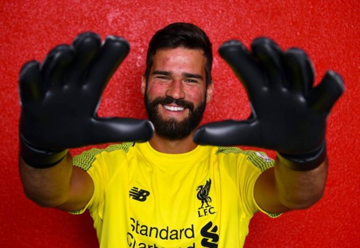 La extraordinaria temporada cuajada por el brasileño Alisson Becker defendiendo la portería de la Roma y coronada por un aceptable Mundial de Rusia 2018 con la selección brasileña provocó que las oficinas romanas echaran humo a causa de las numerosas consultas sobre su guardameta. Relacionado con insistencia cada día con Chelsea, Real Madrid o Liverpool, finalmente fueron los 'reds' los que consiguieron sellar un acuerdo con el conjunto italiano. Seguridad, reflejos, mano a mano, presencia y personalidad para Klopp tras los paupérrimos rendimientos de Karius y Mignolet.