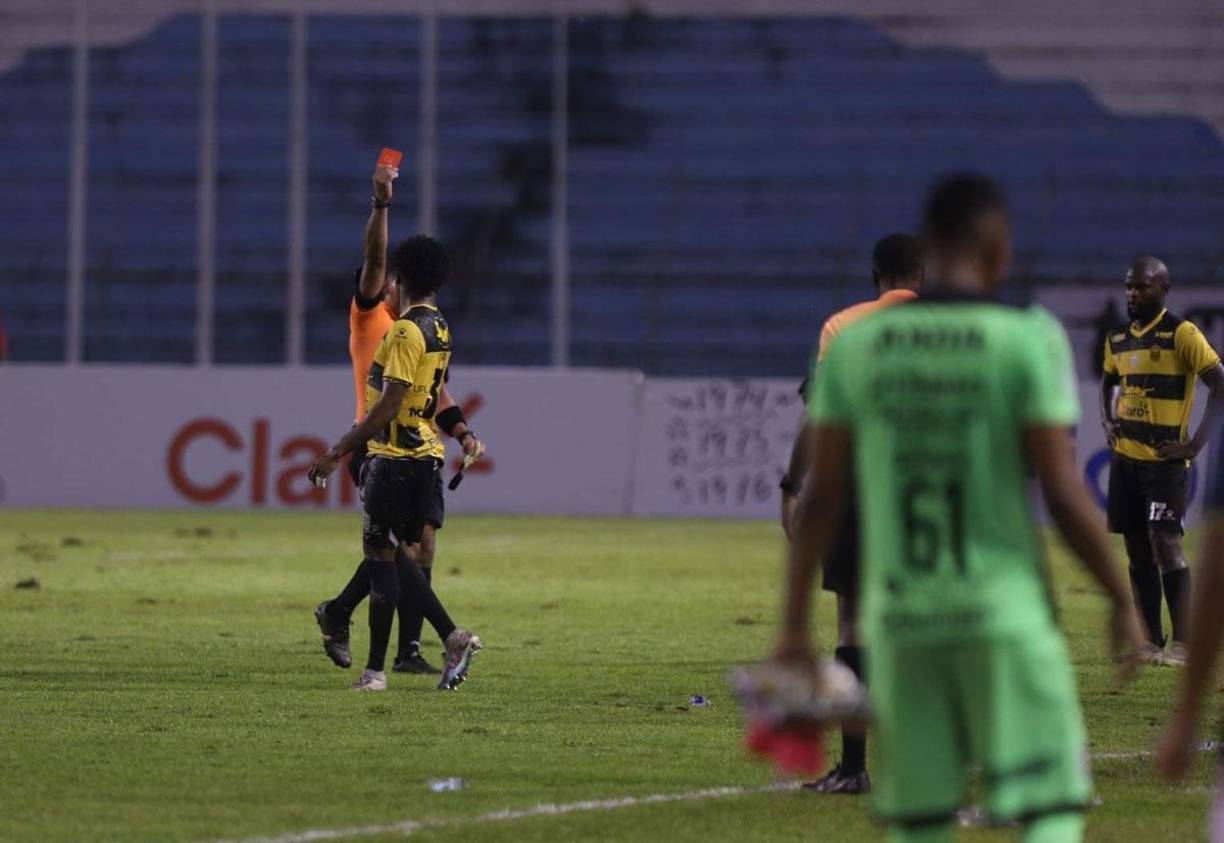El árbitro Jefferson Escobar le muestra la tarjeta roja a Exon Arzú.