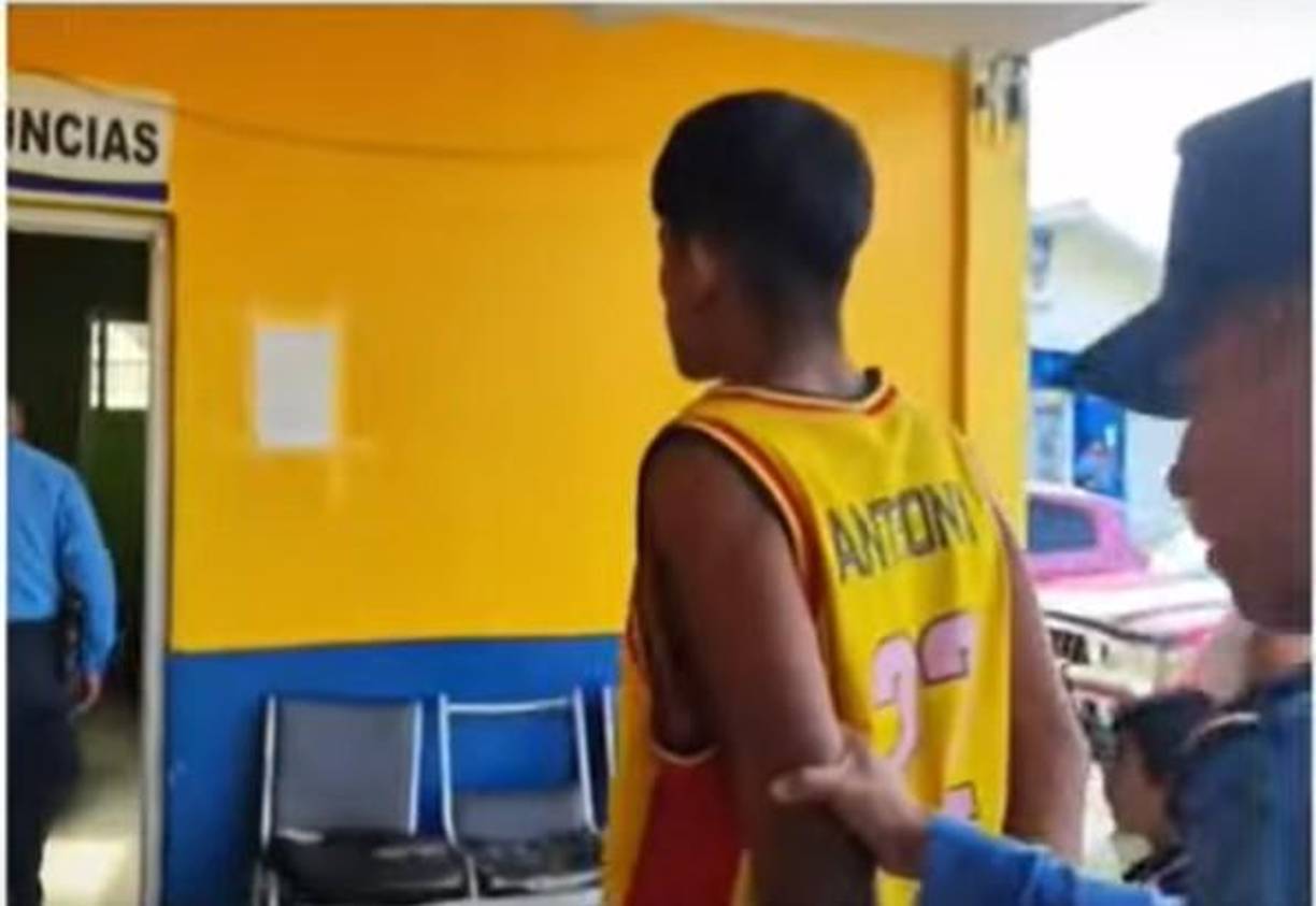 De acuerdo al relato de testigos, el joven originario del barrio Santa Eduvigues de Santa Rosa de Copán, fue lanzado desde un carro en marcha con tres disparos en la espalda.