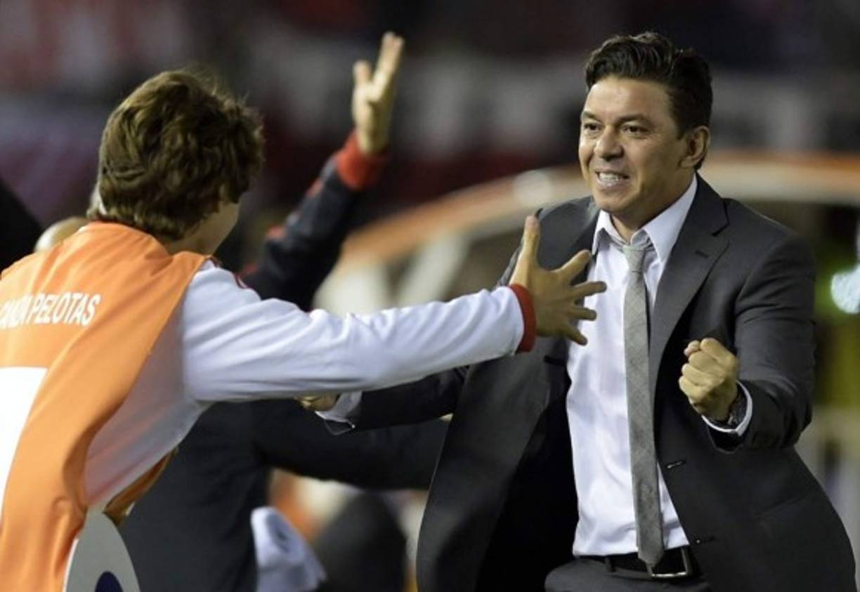 Marcelo Gallardo festejando el gol de Gabriel Mercado.